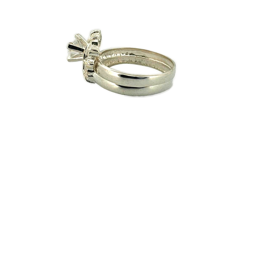 Anillo clásico de plata con piedra central y detalles dorados