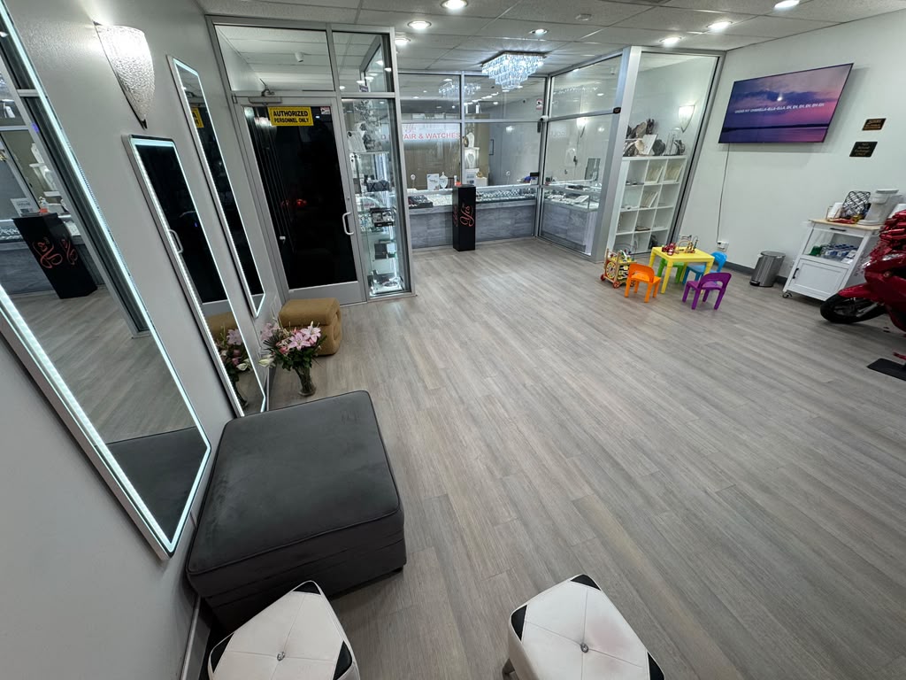 Yes Oro jewelry store with mirrors and seating