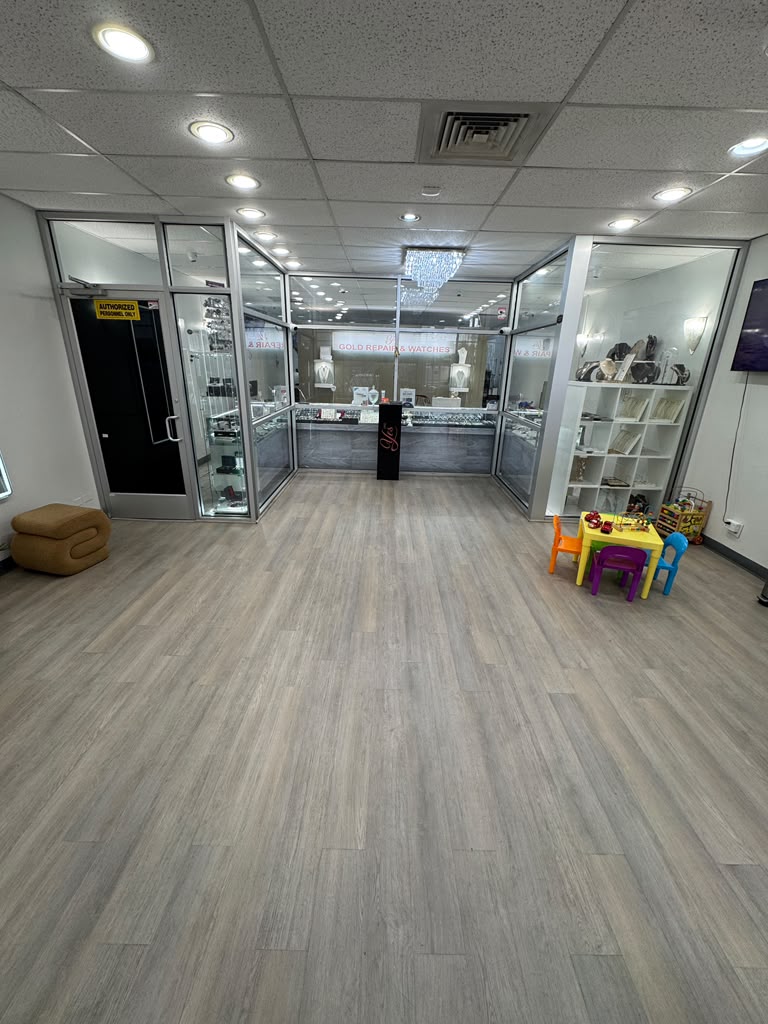 Jewelry display cases at Yes Oro
