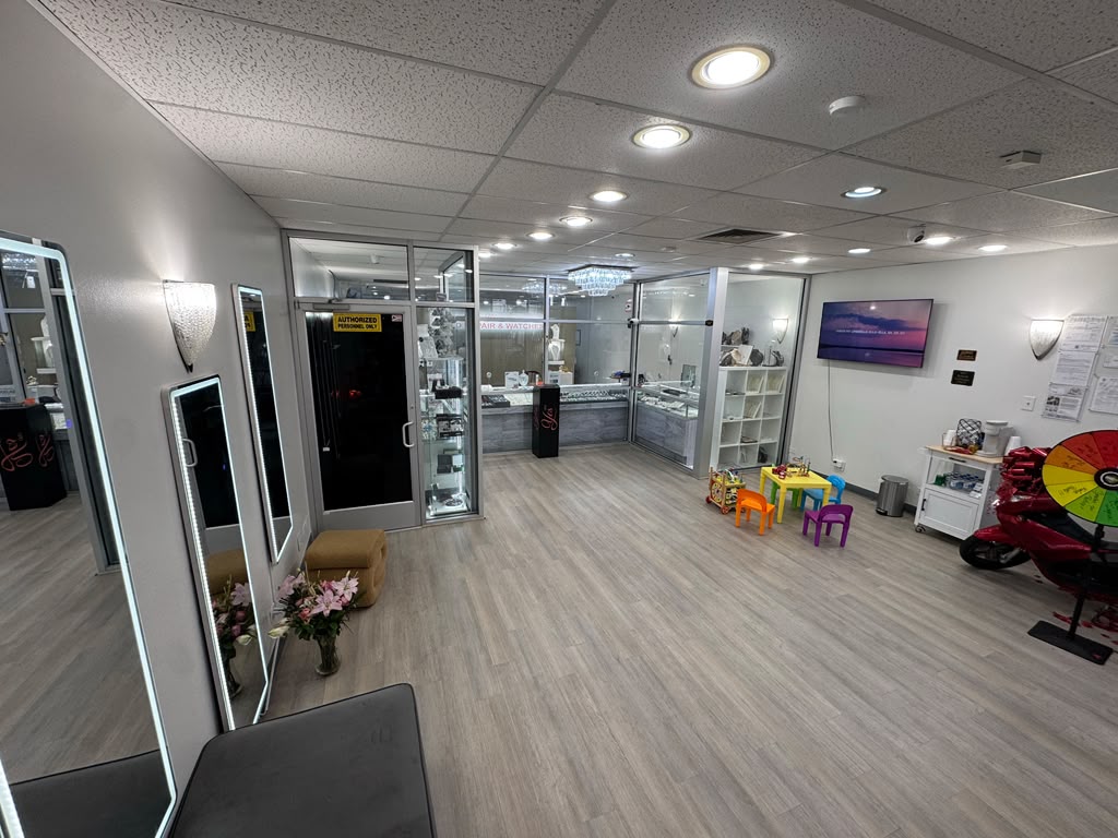 Inside the Yes Oro jewelry store