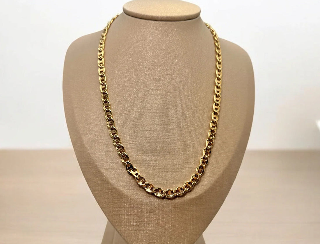 Chain Styling Secrets: Your Guide to Effortless Neckline Glamour
