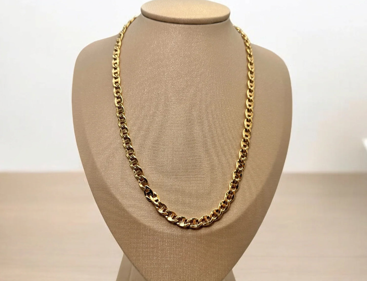 Chain Styling Secrets: Your Guide to Effortless Neckline Glamour