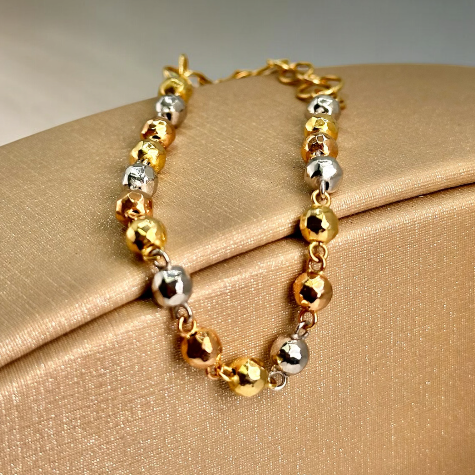 DIAMOND CUT TRICOLOR CIRCLE BRACELET 00051