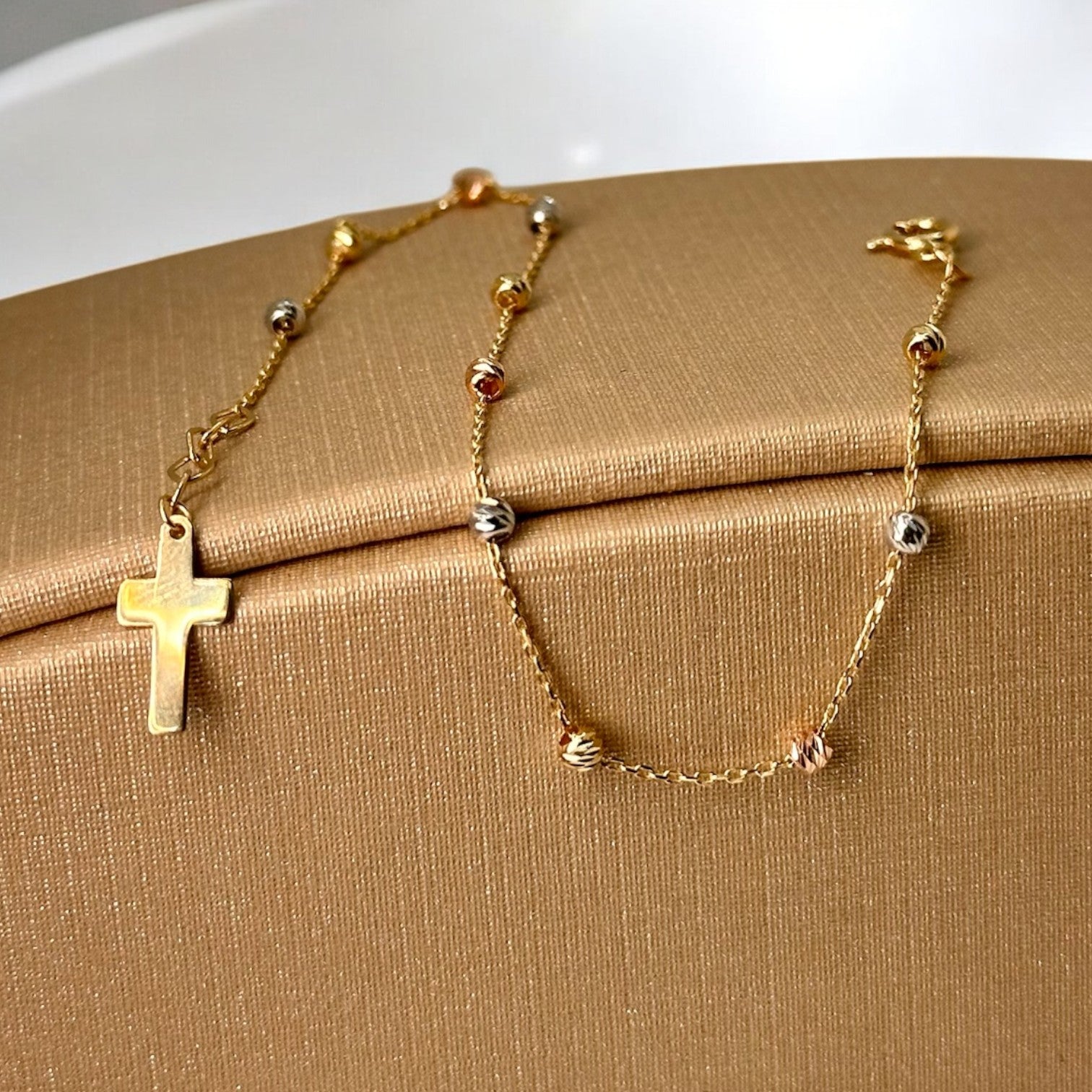 PULSERA CON CORTE DE DIAMANTE EN CRUZ