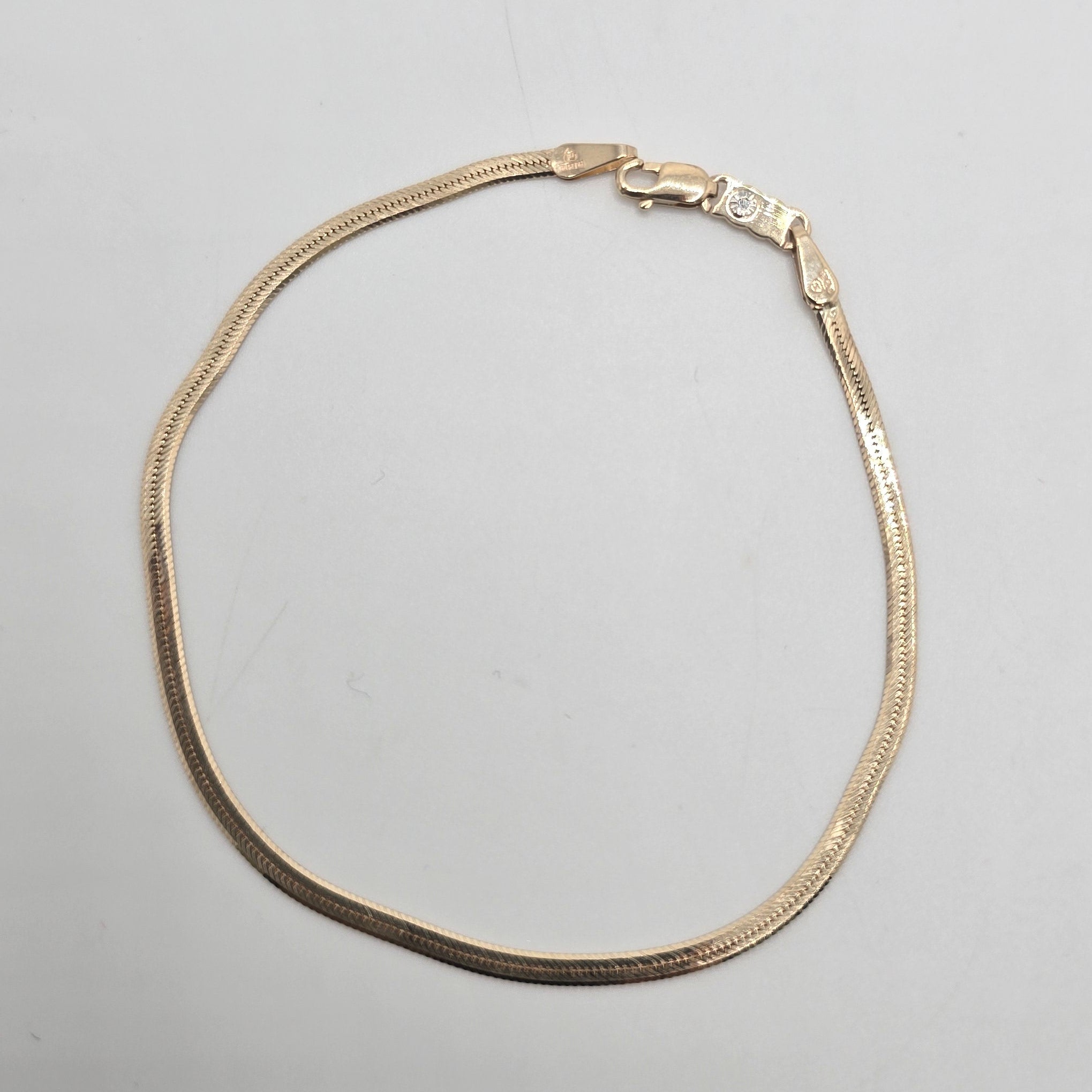 Elegant gold bracelet
