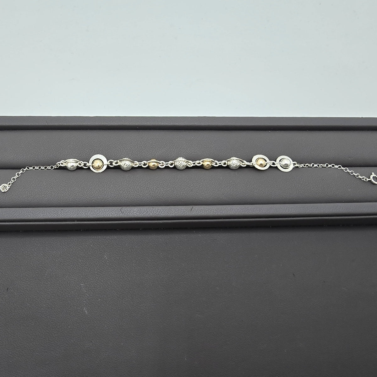 Elegante pulsera bicolor