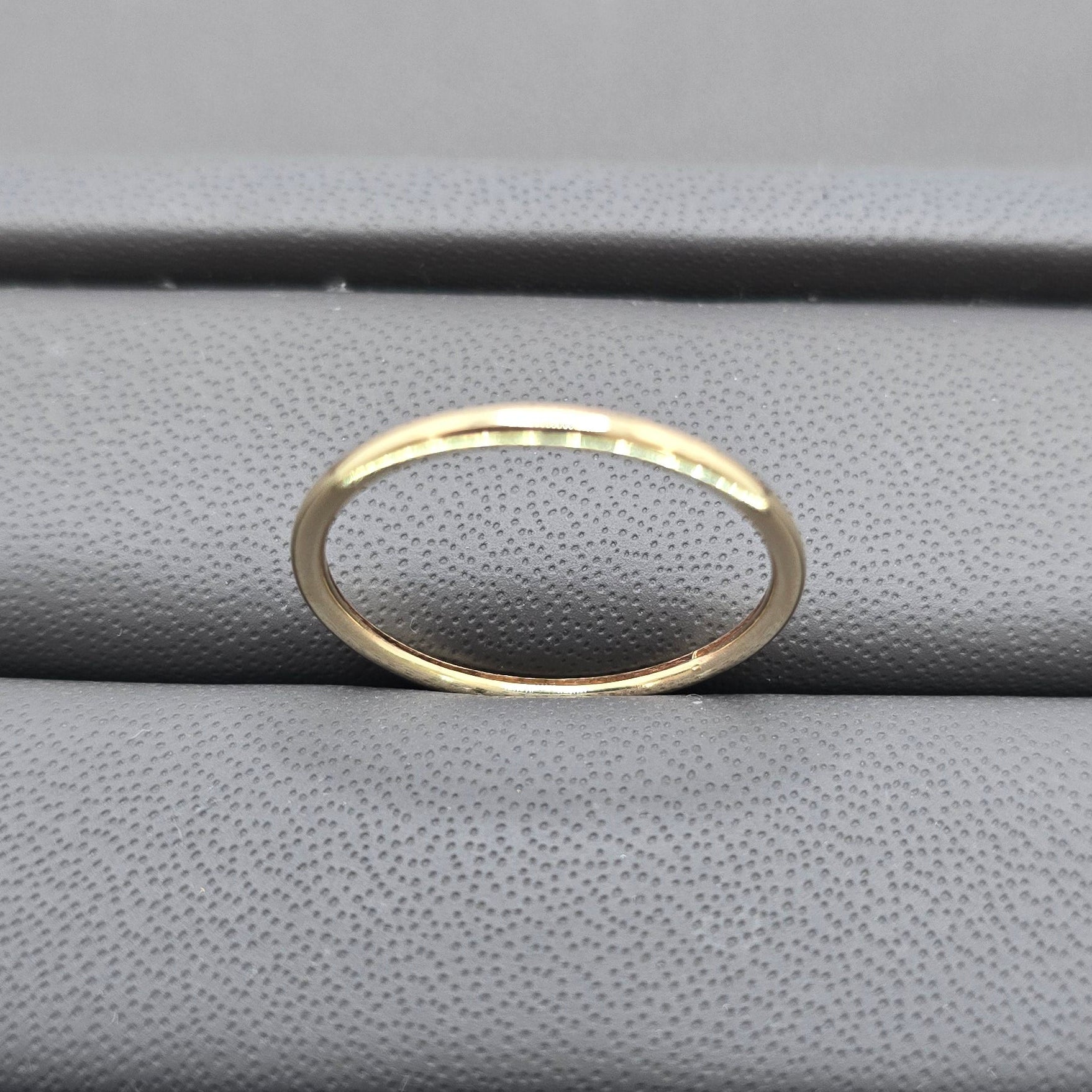 Anillo de oro minimalista