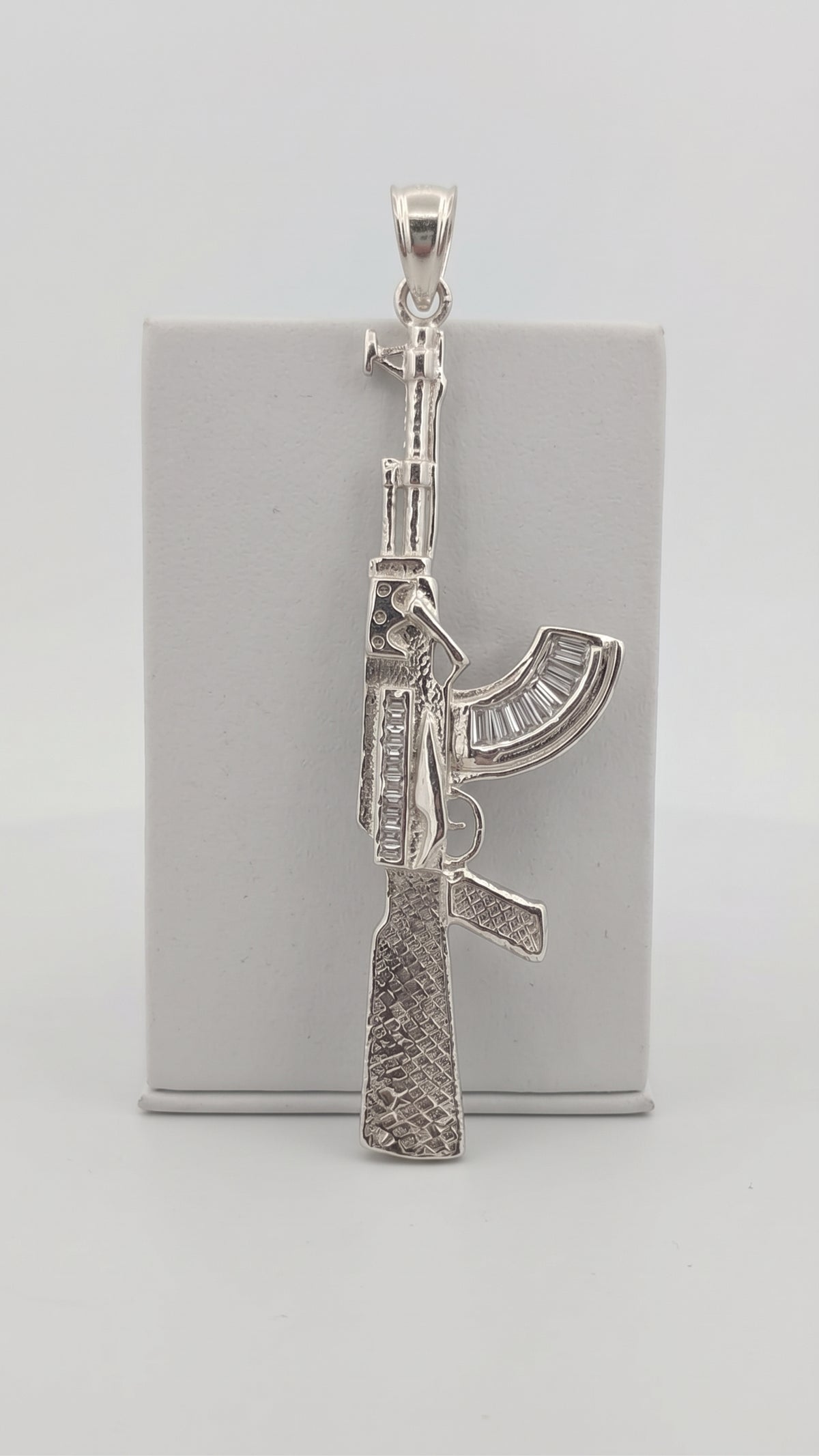 Dije de Rifle de plata