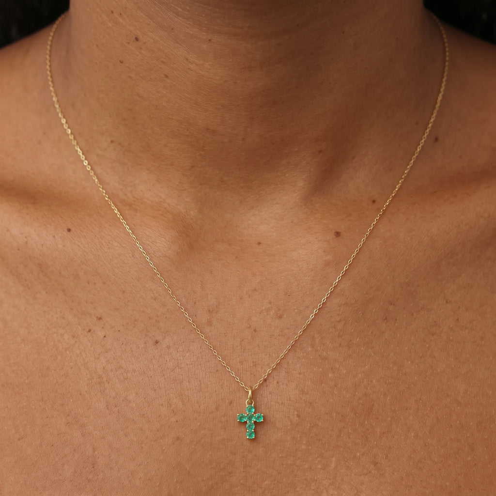 Collar con cruz pequeña de esmeralda