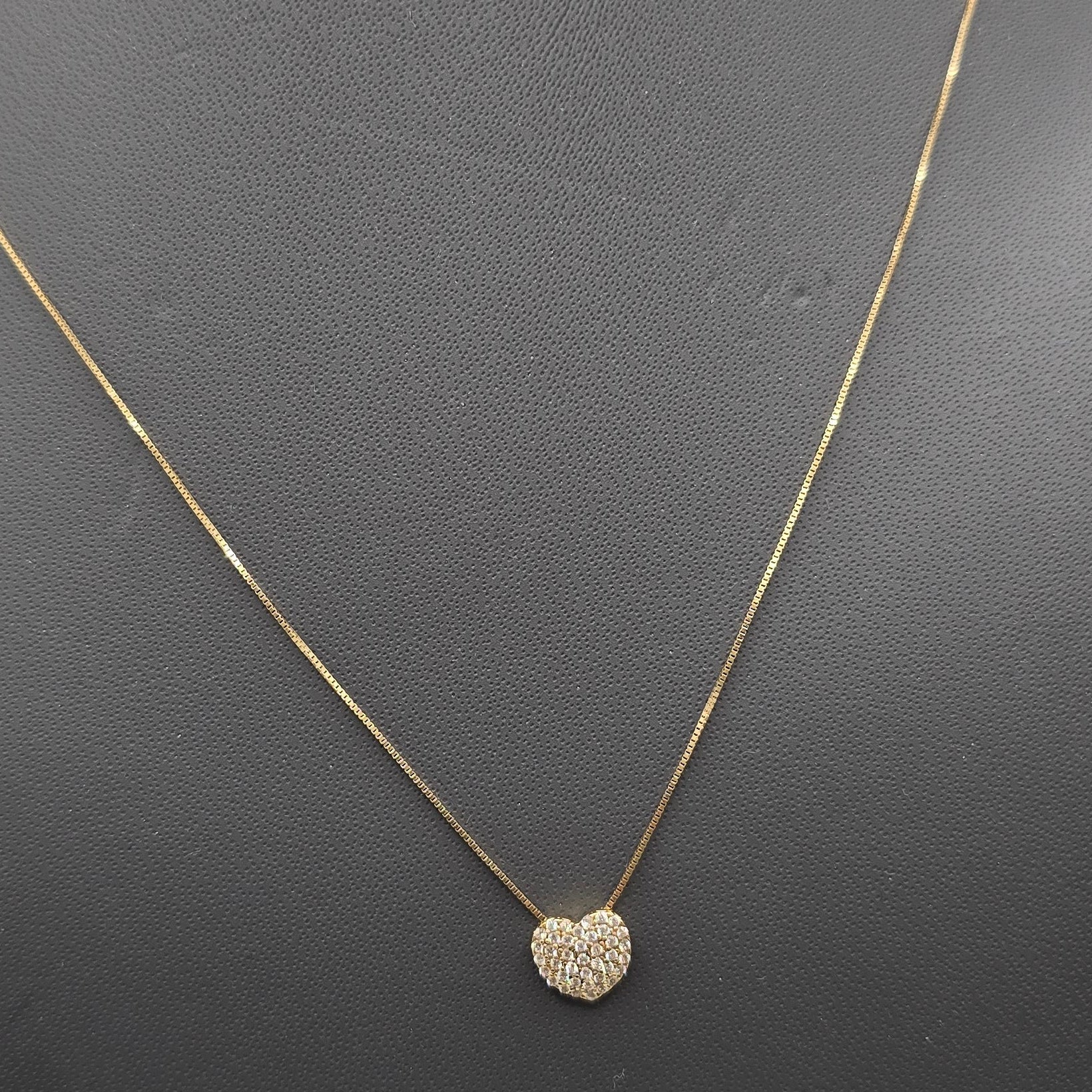 Collar de corazón de oro