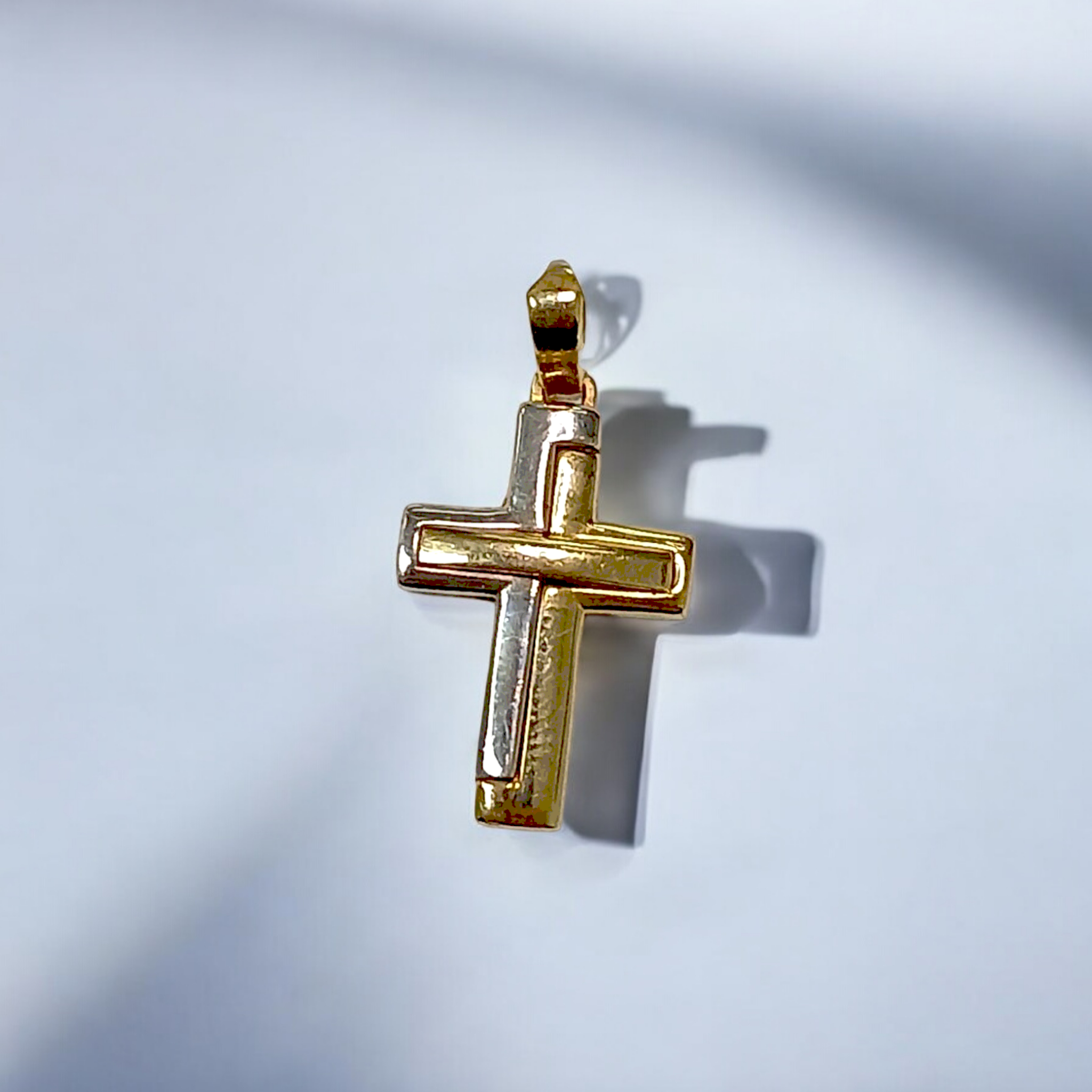 Colgante de cruz de dos tonos