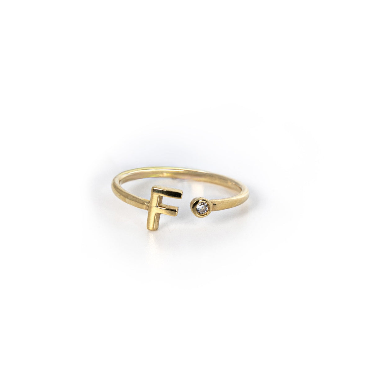 Anillo con inicial de letra