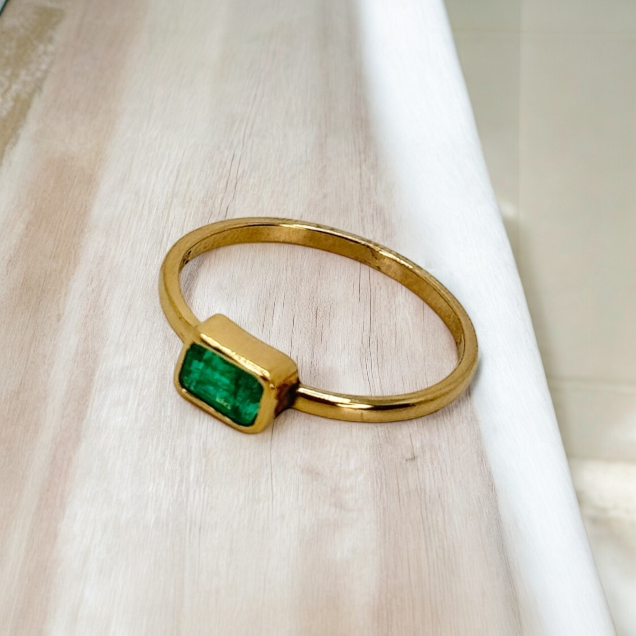 Ring Emerald Yellow gold 14K