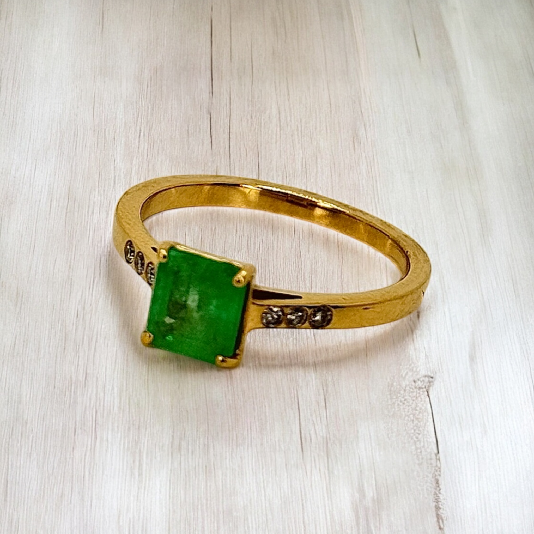 Engagement ring solitaire Emerald 14k
