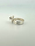 Anillo clásico de plata con piedra central y detalles dorados